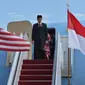 Presiden Jokowi turun dari pesawat kepresidenan begitu tiba di Pangkalan Udara Joint Base Andrews di Washington DC, Amerika Serikat, Minggu (25/10) waktu setempat. Jokowi dijadwalkan akan bertemu dengan Presiden AS Barack Obama.(Laily Rachev)