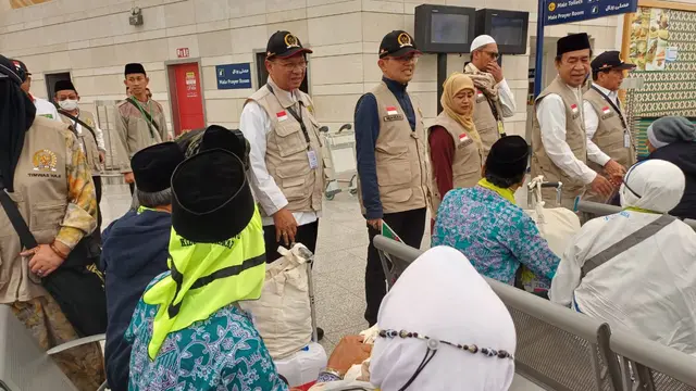 Tim Pengawas Haji DPR RI meninjau pelayanan kedatangan jemaah Indonesia di Bandara AMAA Madinah. (FOTO: MCH PPIH ARAB SAUDI 2023)