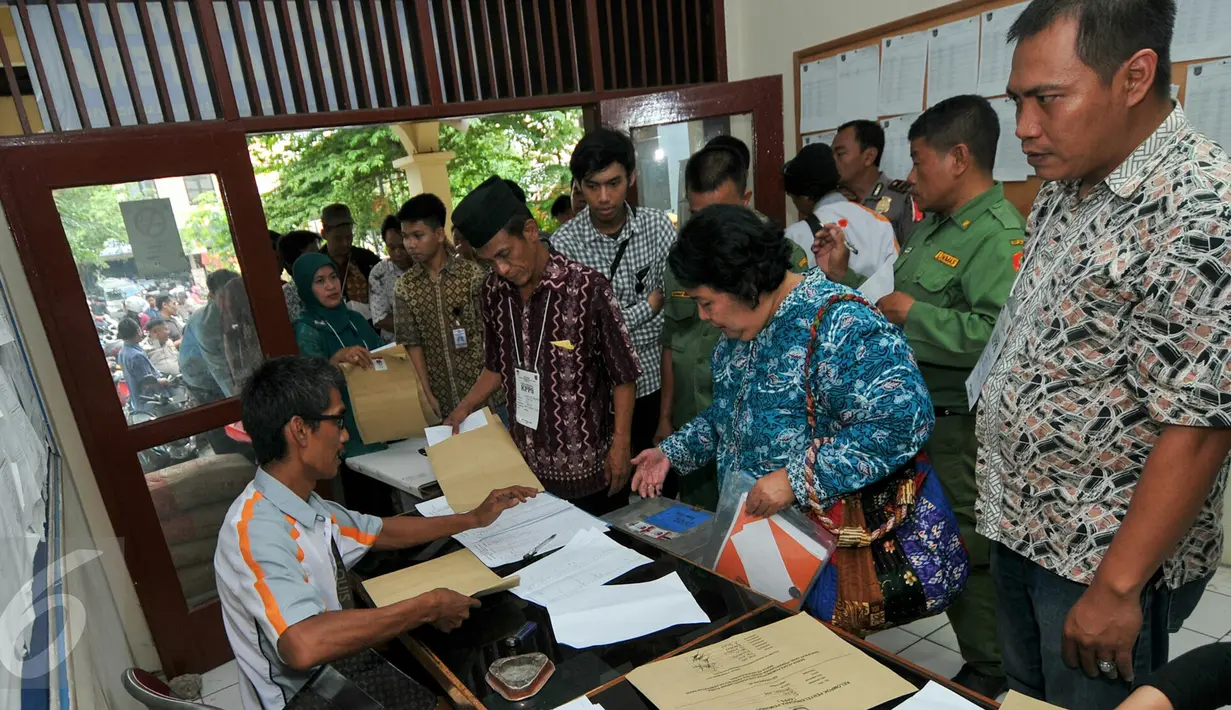 Petugas TPS Pilkada di Kelurahan Depok mulai melakukan pendataan dan pengembalian kotak suara ke kantor Kelurahan untuk didistribusikan kembali ke kantor kecamatan, Rabu (9/12). (Liputan6.com/Yoppy Renato)