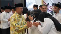 Pemerintah Daerah (Pemda) Garut, Jawa Barat secara resmi melepas sekitar sekitar 2003 jemaah haji asal Garut pada musim haji 2024. (Liputan6.com/Jayadi Supriadin)