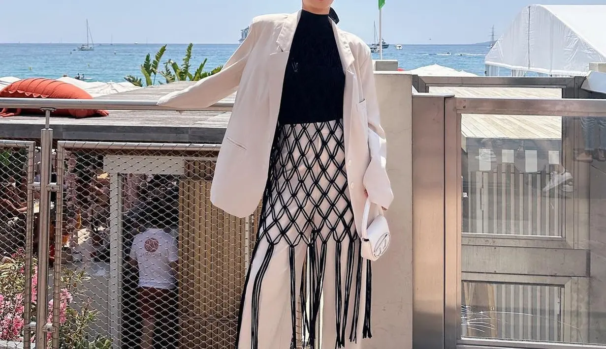 Tampil chic dan modis, padukan set blazer putih kamu dengan baju macrame. [Foto: IG/viratandia].