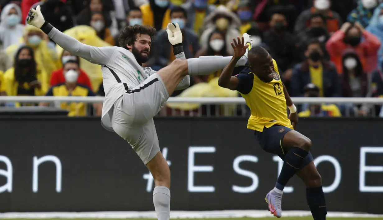 Brasil sempat diganjar kartu merah kedua usai kaki kiper Alisson Becker mengenai kepala Enner Valencia saat berusaha menyapu bola di luar kotak penalti. Setelah meninjau VAR, wasit meralat keputusannya dan hanya mengganjarnya dengan kartu kuning. (AP/Pool/Santiago Arcos)
