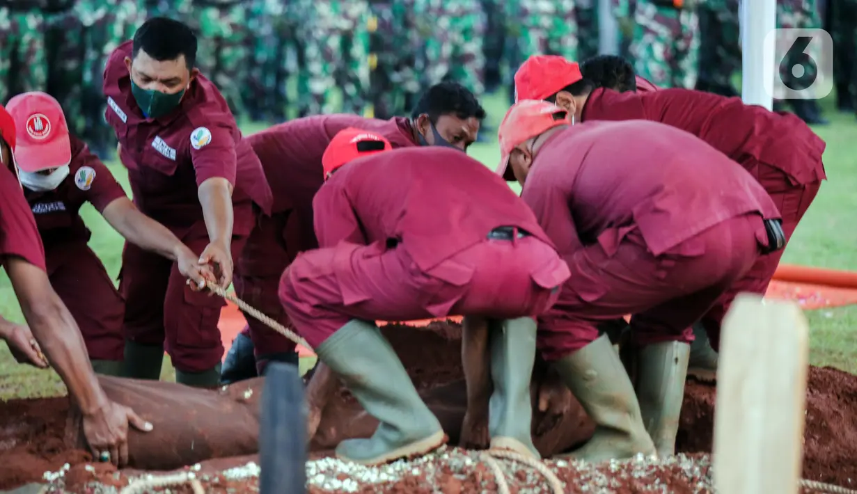Petugas menguburkan jenazah Menpan RB Tjahjo Kumolo saat prosesi pemakaman di Taman Makam Pahlawan Kalibata, Jakarta, Jumat (1/7/2022). Tjahjo Kumolo meninggal dunia di Rumah Sakit Abdi Waluyo Jakarta Pusat sekitar pukul 11.10 WIB. (Liputan6.com/Faizal Fanani)