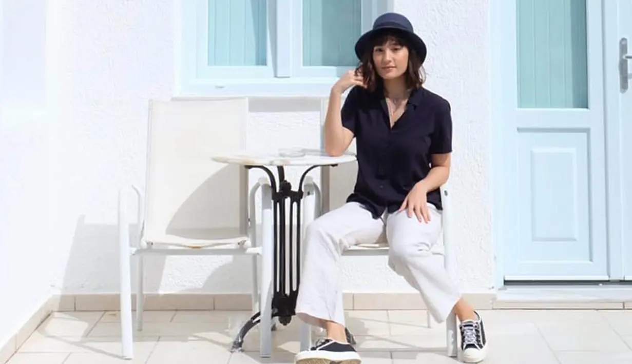 Wanita yang akrab disapa Tata ini kerap tampil dengan pakaian yang simple namun tetap modis. Ia pun sering mengunggah foto OOTD di akun Instagram pribadinya. (Liputan6.com/IG/@tatjanasaphira)