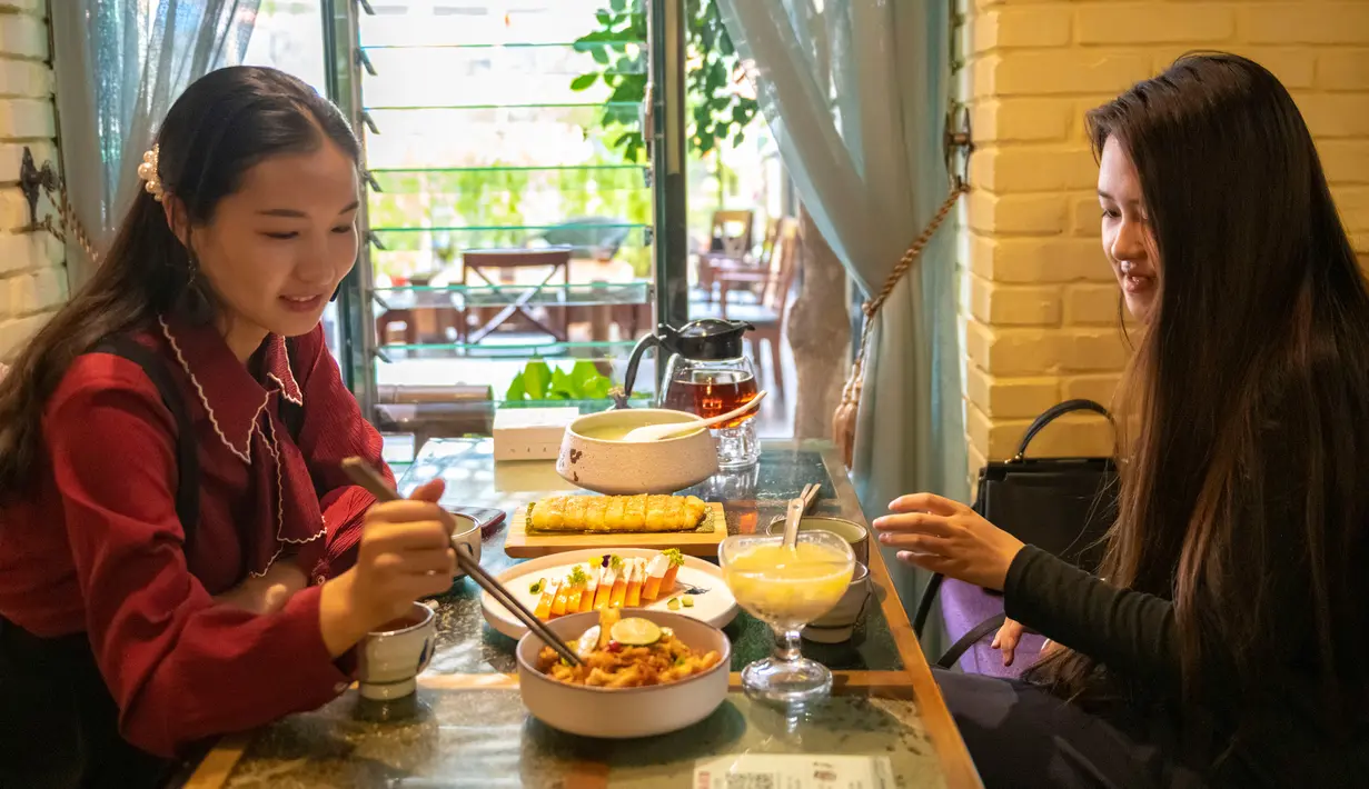 Para pelanggan makan di sebuah restoran vegetarian di Kunming, Provinsi Yunnan, China barat daya, pada 14 Juni 2020. Dalam beberapa tahun terakhir, hidangan vegetarian menjadi populer di kalangan konsumen karena semakin banyak restoran vegetarian bermunculan di Kunming. (Xinhua/Chen Xinbo)