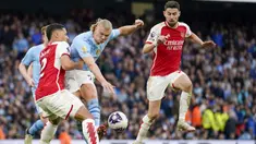 Laga dua tim teratas klasemen sementara Liga Inggris, Arsenal dan Manchester City di Etihad Stadium, Minggu (31/3/2024) tuntas tanpa pemenang. Kedua tim sama-sama gagal mencetak gol hingga laga tuntas 90 menit. Striker andalan tuan rumah, Erling Haaland dibuat tak berkutik oleh barisan belakang The Gunners yang digalang William Saliba dkk. Sama-sama hanya menambah satu poin, Arsenal mengoleksi 65 poin dan Man City 64 poin, keduanya pun kena tikung Liverpool yang menyusup ke puncak klasemen dengan 67 poin berkat kemenangan 2-1 atas Brighton and Hove Albion. (AP Photo/Dave Thompson)