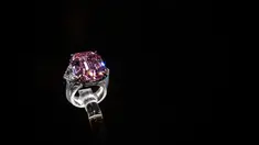 The Pink Legacy, berlian merah muda seberat 18,96 karat ditampilkan selama pratinjau pers menjelang penjualan oleh rumah lelang Christie di Jenewa, Swiss pada 8 November 2018. Lelang akan berlangsung pada 13 November 2018 mendatang. (Fabrice COFFRINI/AFP)