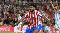 Bek Paraguay #03, Omar Alderete, merayakan setelah mencetak gol selama pertandingan sepak bola kualifikasi Amerika Selatan Piala Dunia FIFA 2026 antara Paraguay dan Argentina di stadion Ueno Defensores del Chaco di Asuncion pada 14 November 2024. (Daniel DUARTE/AFP)