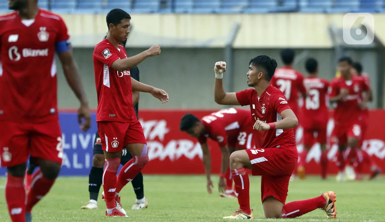 Selebrasi pemain Persik Kediri usai mengalahkan Madura United dalam pertandingan babak penyisihan Grup C Piala Menpora 2021 di Stadion Si Jalak Harupat, Bandung, Sabtu (3/4/2021). (Bola.com/Ikhwan Yanuar)