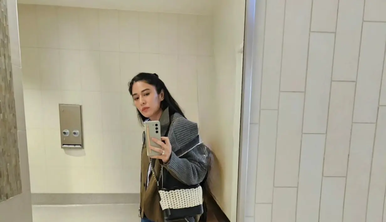 Potret liburan Dian Sastro juga tak pernah terlihat membosankan. Di sini potret mirror selfienya menampilkan OOTD chic Dian mengenakan outfit berlapis yang dipadukannya degnan celana jeans dan sneakers, serta sling bag. [Foto: Instagram/therealdisastr]