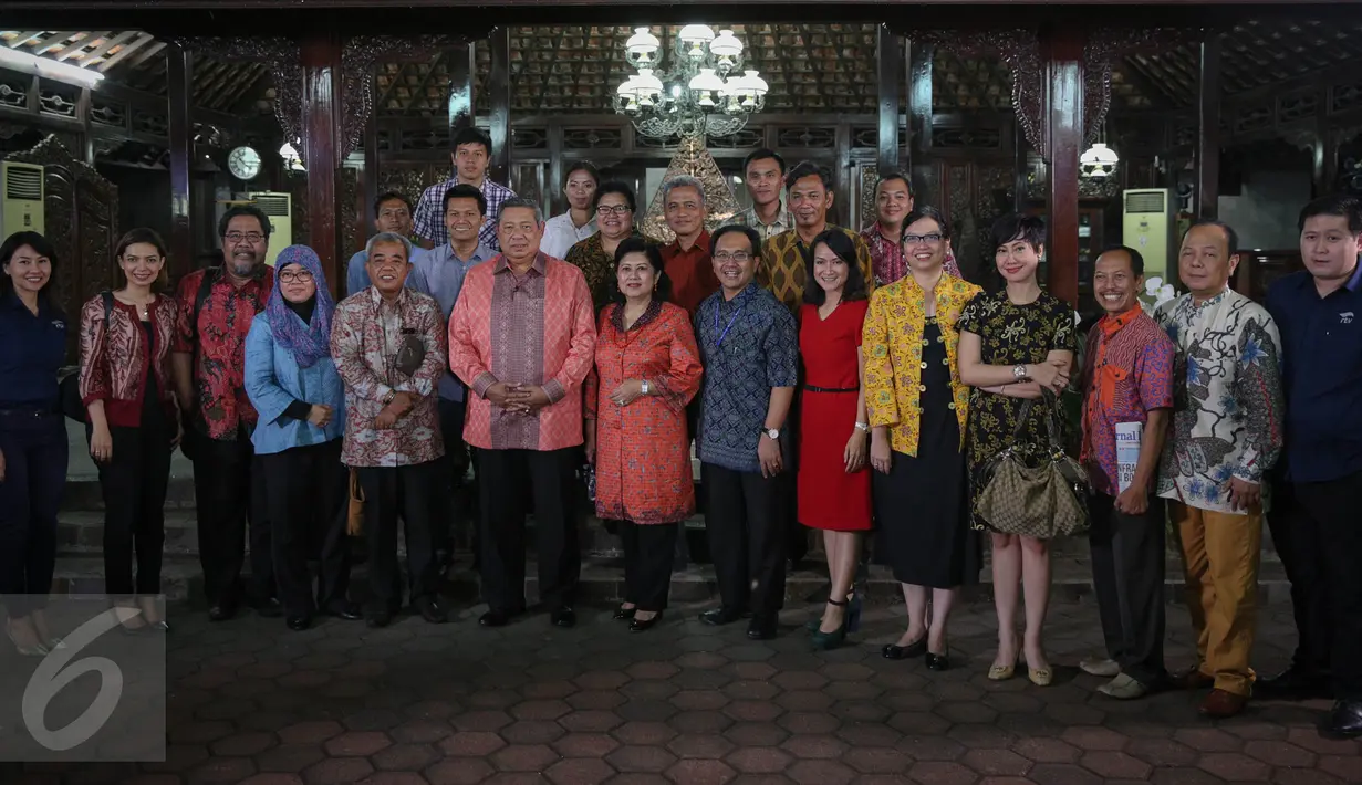 Mantan Presiden RI Susilo Bambang Yudhoyono (SBY) berfoto bersama para pimimpin media usai acara silaturahmi di Puri Cikeas, Bogor, Kamis (27/8/2015). Dalam acara itu, SBY membahas mengenai perekonomian Indonesia saat ini. (Liputan6.com/Faizal Fanani)