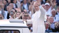 Paus Leo XIV menyapa para peziarah dari Kroasia di Lapangan Santo Petrus, Vatikan, Selasa (7/10/2025). (Dok. AP/Andrew Medichini)