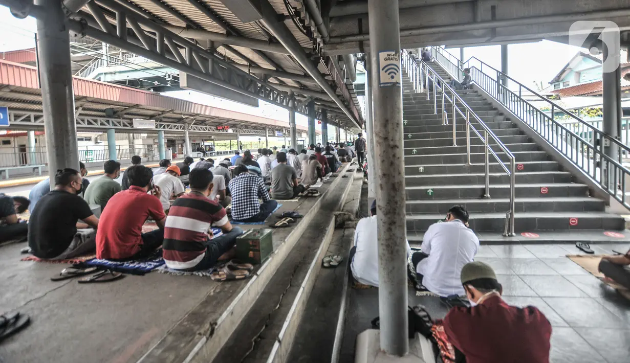 Umat Islam mendengarkan ceramah saat menunaikan salat Jumat di Stasiun Kampung Bandan, Jakarta, Jumat (7/5/2021). Jemaah Masjid Al-Hidayah salat Jumat di Stasiun Kampung Bandan karena keterbatasan lahan, terlebih jumlah meningkat di saat Ramadan. (merdeka.com/Iqbal S. Nugroho)
