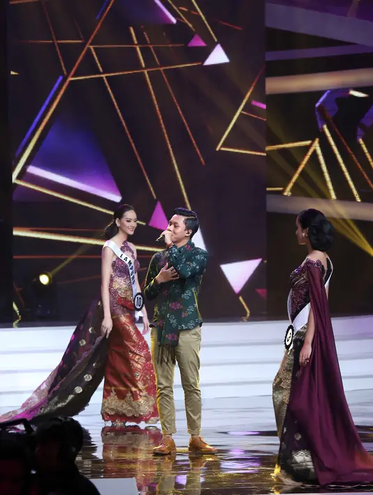 Tidak sedikit, penonton ikut bernyanyi bersama dengan anak komedian Sule tersebut. (Foto: Nurwahyunan/Bintang.com)