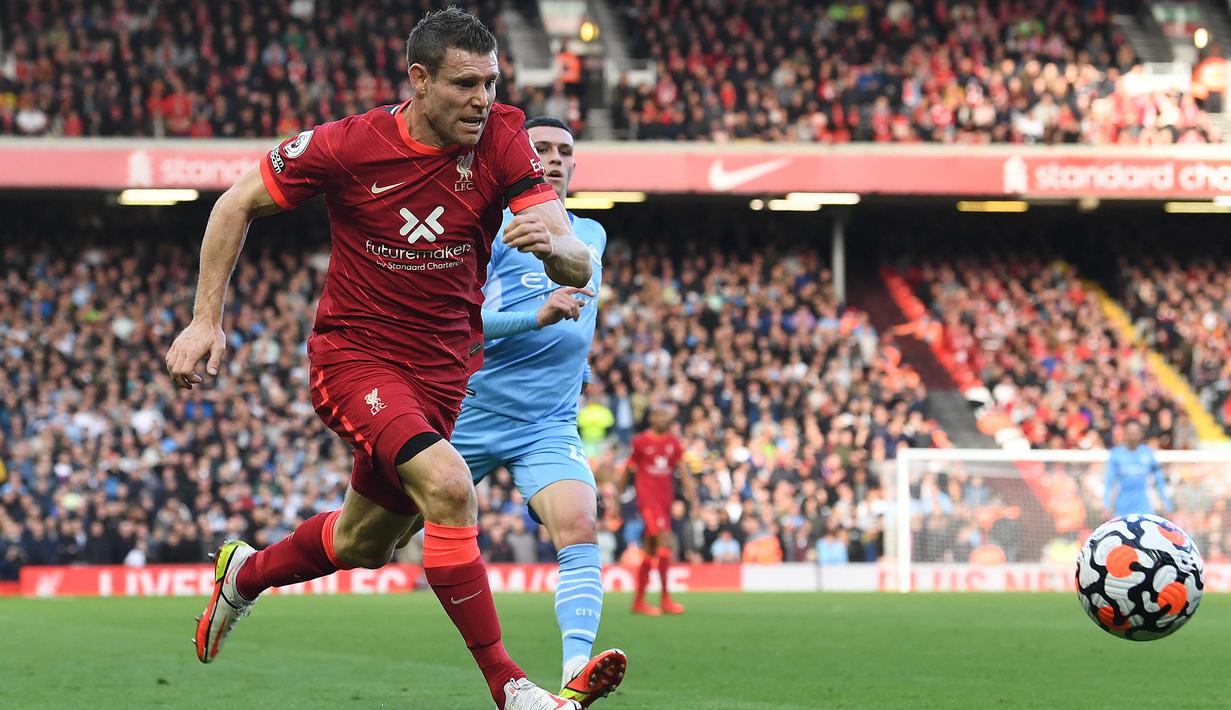 James Milner. Gelandang berusia 35 tahun yang telah 7 musim bersama Liverpool ini telah tampil dalam 569 laga di Premier League dengan mencetak 55 gol dan 87 assist bersama 5 klub. Debutnya terjadi saat timnya, Leeds United menang 4-3 atas West Ham United, 10 November 2002. (AFP/Paul Ellis)