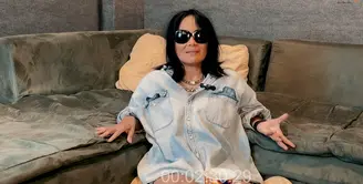 Atiek CB salah satu penyanyi yang sangat populer tahun 1980-1990-an. Penyanyi asal Kediri itu juga dijuluki dengan lady rocker. Ia pun menceritakan awal karir di musik tidak dibayar dan hanya ditraktir nasi pecel hingga kolak. [Youtube/Ferdy ELEMENT]