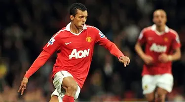 Aksi Nani yang menyumbang satu gol  ketika MU mengalahkan Tottenham Hotspur 2-0 pada partai Liga Premier di Old Trafford, 30 Oktober 2010. AFP PHOTO/ADRIAN DENNIS