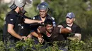 Salah satu warga pinggiran kota Roma, Stara Zagora, Bulgaria, diamankan petugas saat mencoba melawan pembongkaran tempat tinggalnya, (21/7/2014). (REUTERS/Stoyan Nenov)
