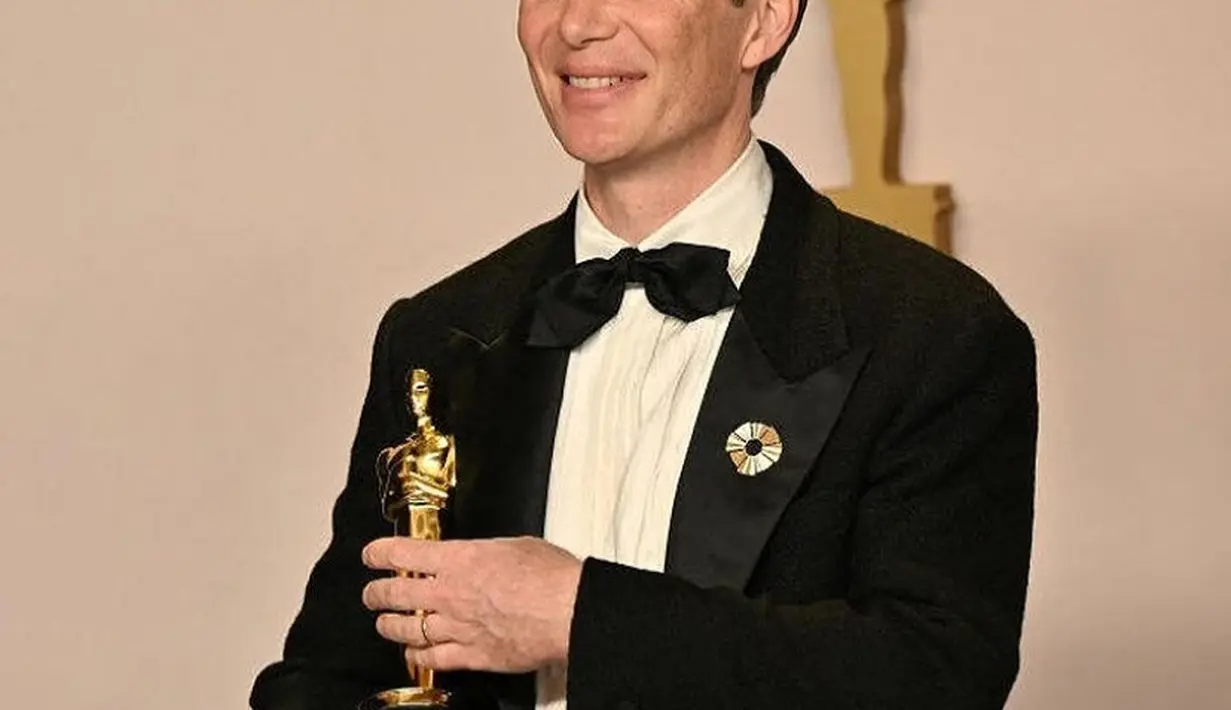 Cillian Murphy memilih mengenakan tuksedo dari Versace. Ini adalah karya jahitan Versace yang terbaik, karena setiap detailnya halus, mulai dari kemeja sutra hingga potongan jaket yang dipertimbangkan secara cermat. [Foto: Instagram/cillianmurphyofficiall]