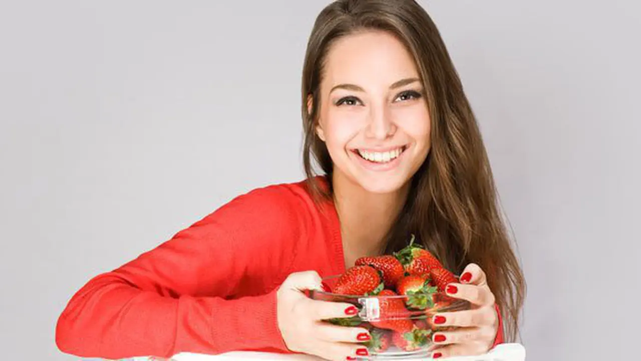 Makan buah/Copyright Shutterstock