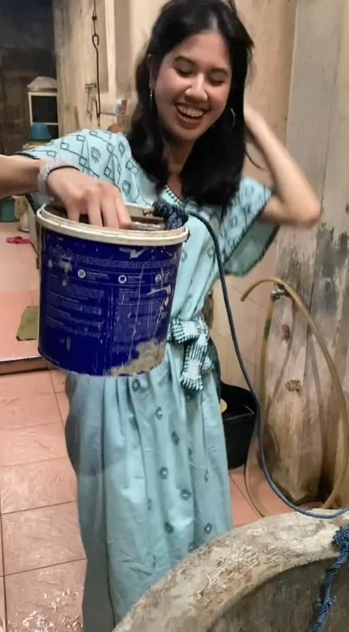 Tempat Mandi sang Ayah Waktu Kecil, Ini Momen Ketiga Anak Cewek Ariyo Wahab Lihat Sumur Pertama Kali - Tampak Terheran