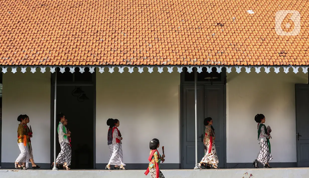 Parade Fashion Show dalam rangkaian acara Bulan Kebangkitan, di Museum Kebangkitan Nasional, Jakarta, Sabtu (21/5/2022). Memperingati Hari Kebangkitan Nasional, Meseum Kebangkitan bekerjasama dengan Belantara Budaya Indonesia menggelar acara dengan tema “Masa Bangkit Wastra dan Budaya”. (Liputan6.com/Johan Tallo)