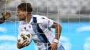 Penyerang Lazio, Ciro Immobile berselebrasi usai mencetak gol ke gawang Torino pada pertandingan lanjutan Liga Serie A Italia di stadion Olimpiade di Turin (30/6/2020). Lazio menang tipis atas Torino 2-1. (AFP Photo/Isabella Bonotto)