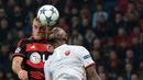 Pemain Leverkusen Kyriakos Papadopoulos (kiri) berebut bola dengan pemain Roma, Antonio Ruediger, dalam laga Grup E Liga Champions, Rabu (21/10/2015) dini hari WIB. (EPA/Federico Gambarini)