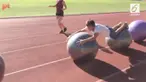 Menakjubkan, pria ini berhasil pecahkan rekor dunia dengan berselancar di atas bola yoga.