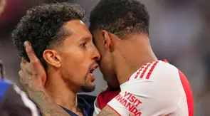 Marquinhos dari PSG memeluk Gabriel Magalhaes dari Arsenal setelah adu penalti di final Liga Champions antara Paris Saint-Germain dan Arsenal di Budapest, Hongaria, Sabtu, 30 Mei 2026. (AP Photo/Andreea Alexandru)