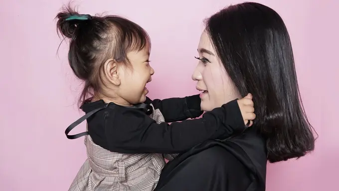 Lebih Bermakna, Ini 5 Tips Memberikan Anak Pujian yang Memberdayakan