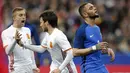 Bek Prancis, Layvin Kurzawa, tampak kecewa saat timnya takluk dari Spanyol saat pertandingan persahabatan di Stade de France, Prancis, (28/3/2017). Spanyol permalukan Prancis dengan skor 2-0. (AP/Christophe Ena)