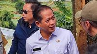 Menteri Lingkungan Hidup (LH), Hanif Faisol Nurofiq saat meninjau lokasi longsor di Kampung Sukatani, Desa Utara, Kecamatan Cisarua, Kabupaten Bogor, Senin (7/7/2025). (Foto: Liputan6.com/Achmad Sudarno).