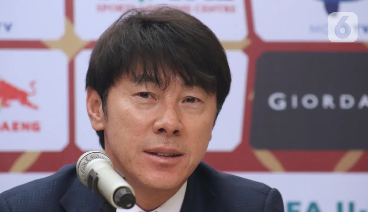 Shin Tae-Yong saat perkenalan pelatih baru Timnas Indonesia di Ruang VVIP Stadion Pakansari, Kab Bogor, Jawa Barat, Sabtu (28/12/2019). Pelatih asal Korea Selatan, Shin Tae-Yong resmi menandatangani kontrak sebagai pelatih Timnas Indonesia selama 4 tahun. (Liputan6.com/Helmi Fithriansyah)