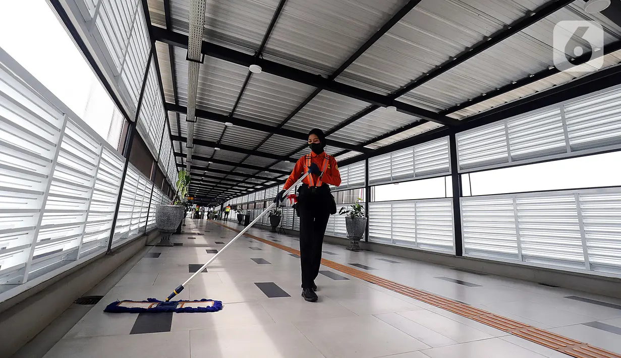 Suasana peningkatan aksesibilitas setelah penataan Stasiun Pondok Ranji, Tangerang Selatan, Banten, Kamis (16/6/2022). Menteri BUMN Erick Thohir menyebut kereta api menjadi tulang punggung transportasi publik dan dalam pembangunan peningkatan ekonomi. (Liputan6.com/Johan Tallo)