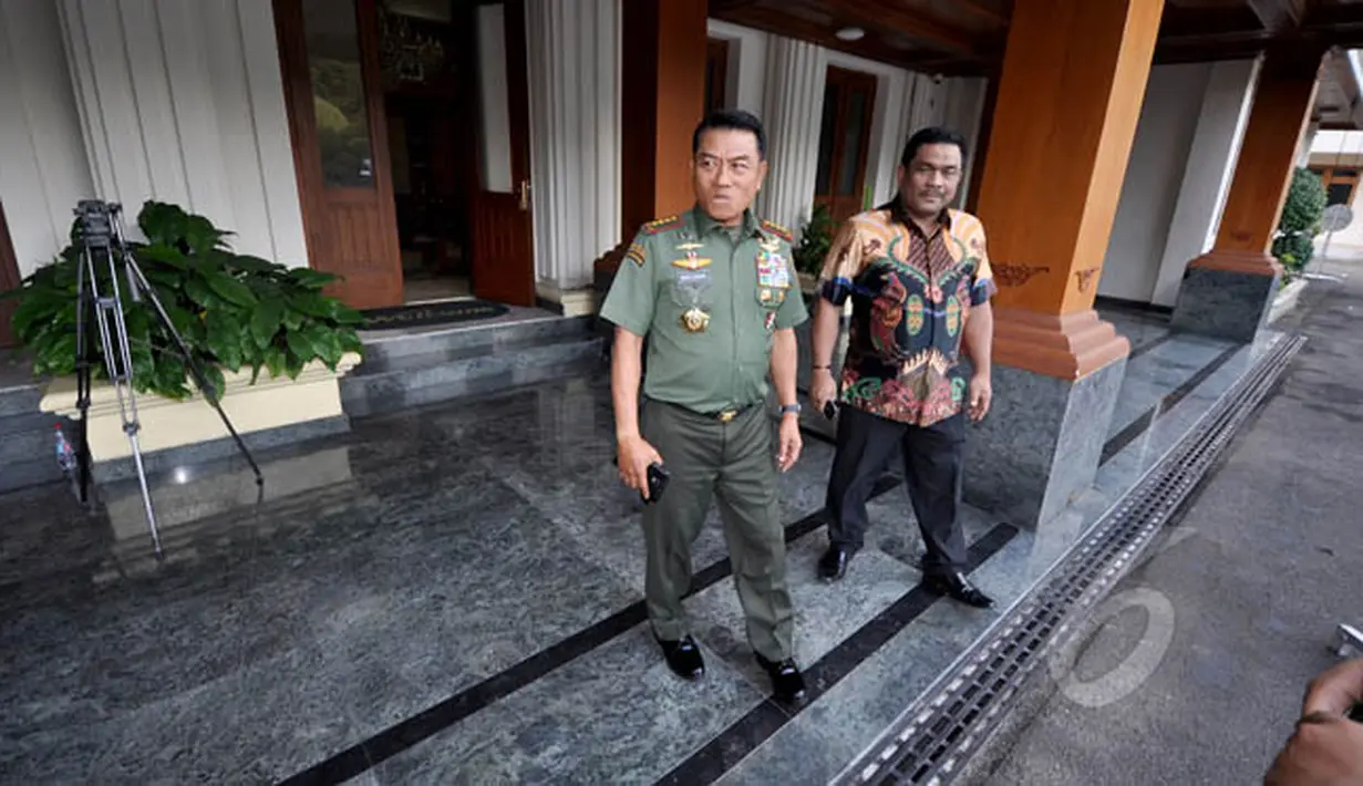 Panglima TNI Jenderal Moeldoko (kiri) usai menggelar rapat tertutup di Kantor Menko Polhukam, Jakarta, Jumat (6/2/2015). Rapat tersebut ditujukkan untuk membahas kondisi keamanan di Poso, Sulawesi Tengah. (Liputan6.com/Faizal Fanani)