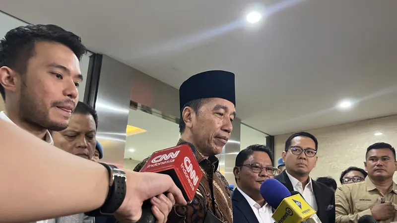 Presiden ke-7 Republik Indonesia Joko Widodo (Jokowi) di Mabes Polri, Jakarta, Selasa (20/4/2025) (Liputan6.com/Muhammad Radityo Priyasmoro)