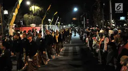 Sejumlah abdi dalem serta kerabat melakukan laku bisu dalam ritual Kirab Pusaka Pura Mangkunegaran menyambut Satu Syuro di Solo, Sabtu (31/8/2019) malam. Ritual tersebut merupakan tradisi setiap memasuki tahun baru Islam. (merdeka.com/Iqbal S Nugroho)