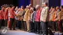 Presiden Joko Widodo didampingi Perdagangan Thomas Lembong bersalaman dengan para pengusaha saat menghadiri skala internasional, Trade Expo Indonesia (TEI) ke-30 Tahun 2015 di Jakarta, Rabu (21/10/2015). (Liputan6.com/Faizal Fanani)