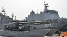 Citizen6, Jakarta: Sebuah LCU 24 M, yang dipergunakan untuk mengangkut kendaraan tempur Marinir RM 70 Grad, melakukan uji coba di beaching plate, Kolinlamil Tanjung Priok, Jakarta, Kamis (12/07). (Pengirim: Kadispen Kolinlamil).