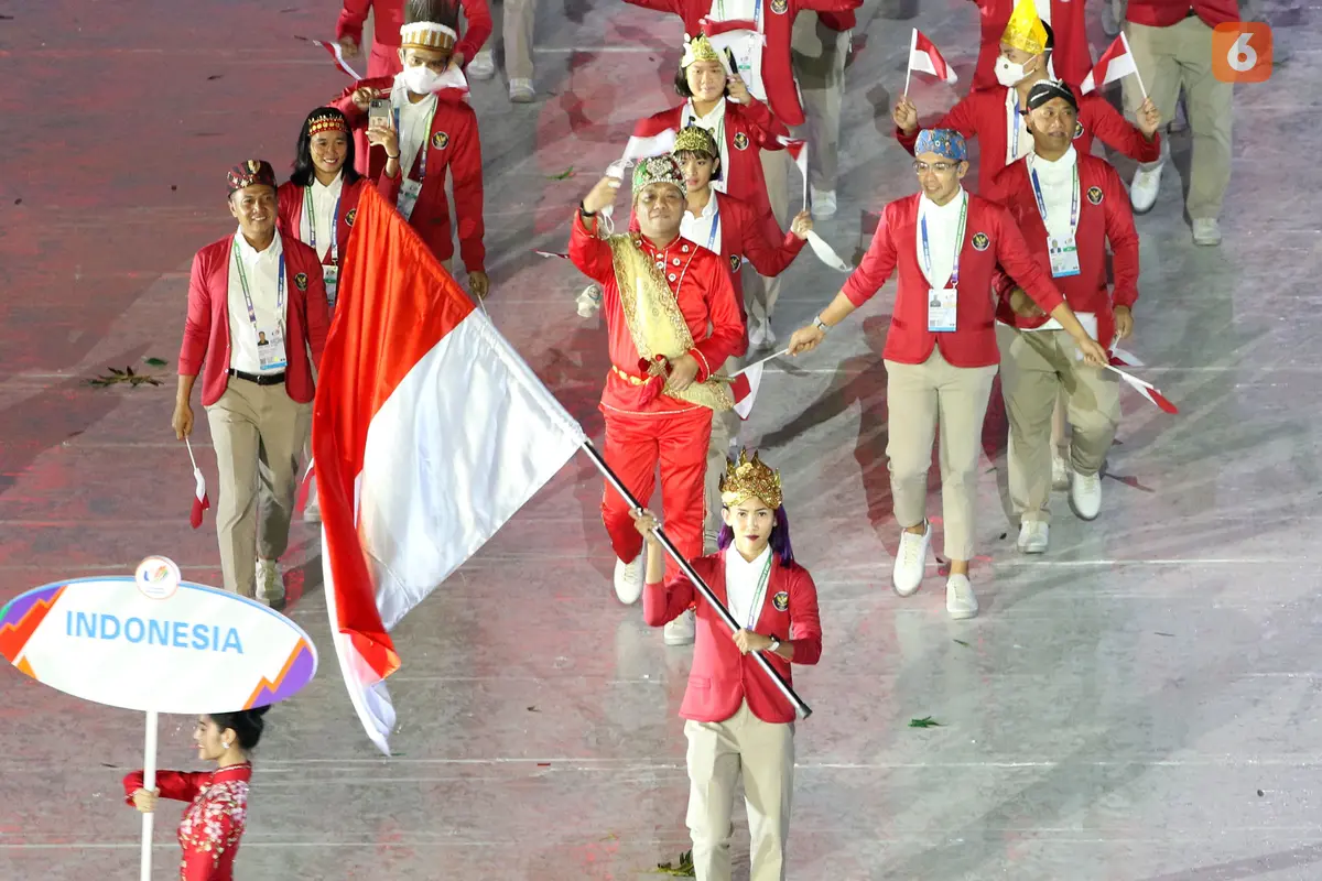 Kontingen Indonesia saat pembukaan SEA Games Vietnam 2021 di Stadion Nasional My Dinh, Hanoi, Kamis (12/5/2022). (Bola.com/Ikhwan Yanuar)