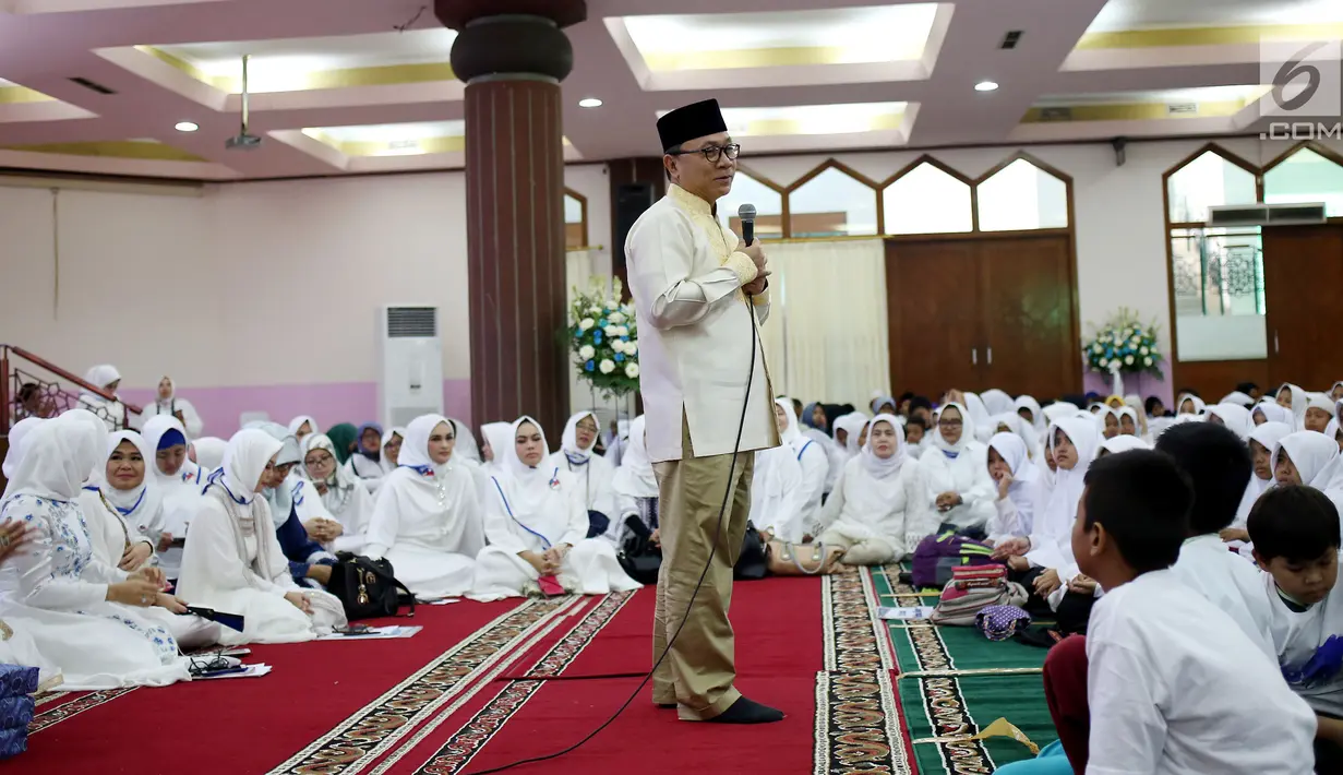Suasana saat ketua MPR Zulkifli Hasan memberi sambutan dalam acara Tadarus dan Katham Al Quran bersama anak Yatim di Aula Masjid Baiturahman Komplek MPR/DPR RI, Jakarta, Minggu (11/6). (Liputan6.com/JohanTallo)