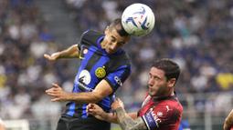 Pemain Inter Milan, Henrikh Mkhitaryan, duel udara dengan pemain AC Milan, Davide Calabria, pada laga Liga Italia di Stadion di Giuseppe Meazza, Milan, Sabtu, (16/9/2023). Inter Milan menang dengan skor 5-1. (AP Photo/Antonio Calanni)