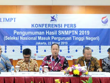 Menristekdikti M Nasir (tengah) memberi paparan pengumuman hasil Seleksi Nasional Masuk Perguruan Tinggi Negeri (SNMPTN) 2019 di Jakarta, Jumat (22/3). Sebanyak 92.331 siswa lulus SNMPTN 2019. (Liputan6.com/Herman Zakharia)