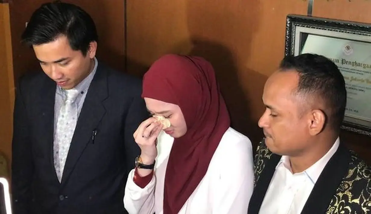 Selain hak asuh anak, Inara juga mendapatkan royalti dari lagu Virgoun. "Harta bersama dalam bentuk royalti dikabulkan oleh Majelis Hakim. Royalti yang tadinya diragukan dan dibantah oleh pihak Virgoun, hari ini menjadi sejarah dalam hukum Islam karena pertama kali di Indonesia jadi obyek dari harta bersama," kata Arjana Bagaskara kuasa hukum Inara ditemui usai sidang pada Jumat (10/11/2023). 
 [Foto: KapanLagi.com/Adi Abbas Nugroho]