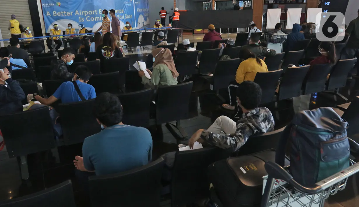 Calon penumpang bersiap melakukan lapor diri sebelum penerbangan di Terminal 3 Bandara Soekarno Hatta, Banten, Kamis (7/5/2020). Kementerian Perhubungan hanya mengizinkan penumpang bersyarat dengan wajib menyertakan surat keterangan Negatif COVID-19 dari rumah sakit. (Liputan6.com/Herman Zakharia)