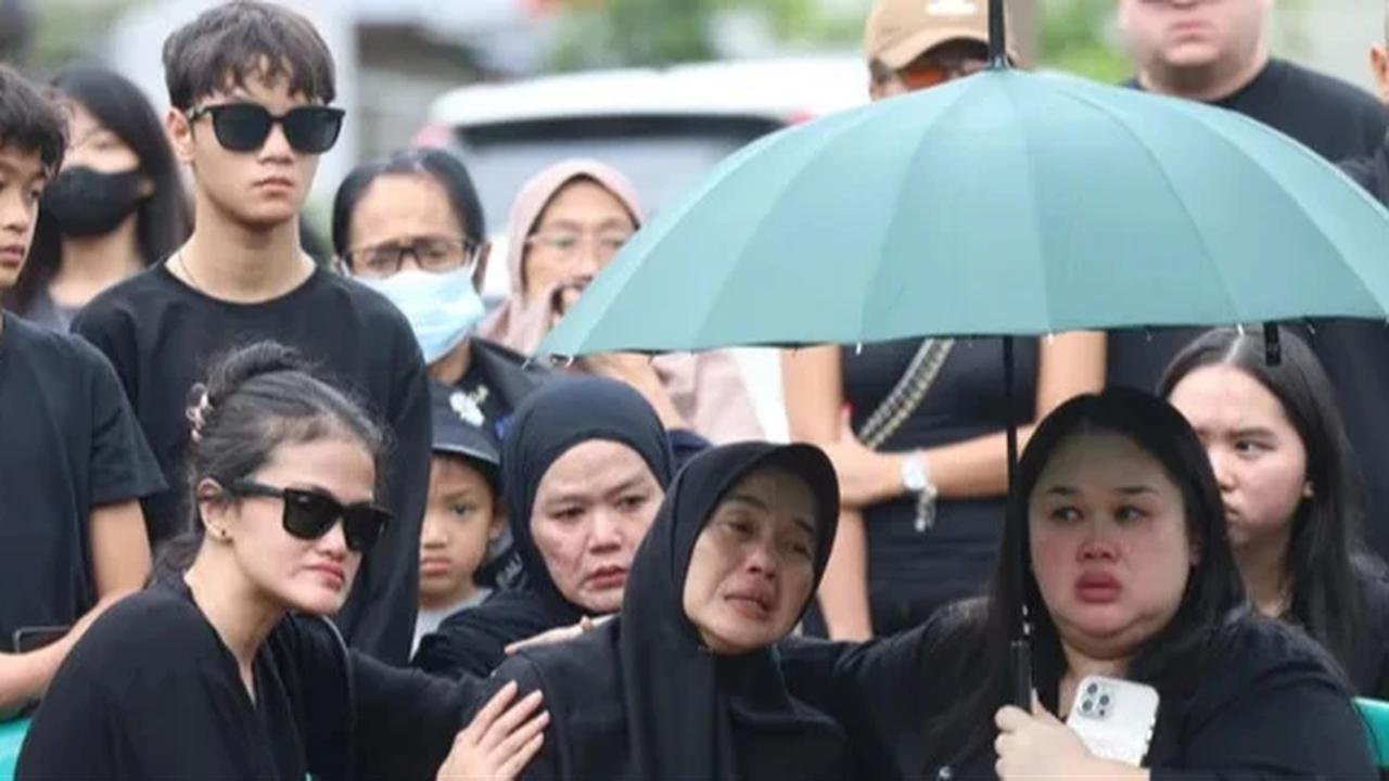 Prosesi Pemakaman Lula Lahfah, Diiringi Isak Tangis Ibunda hingga Sahabat