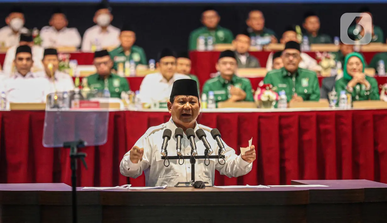 Ketua Umum Partai Gerindra Prabowo Subianto (bawah) menyampaikan pidato kebangsaan saat deklarasi koalisi antara Partai Gerindra dan Partai Kebangkitan Bangsa (PKB) dalam Rapimnas Gerindra di SICC, Sentul, Kabupaten Bogor, Jawa Barat, Sabtu (13/8/2022). Partai Gerindra dan PKB secara resmi menyatakan berkoalisi untuk pemilu 2024. (Liputan6.com/Faizal Fanani)