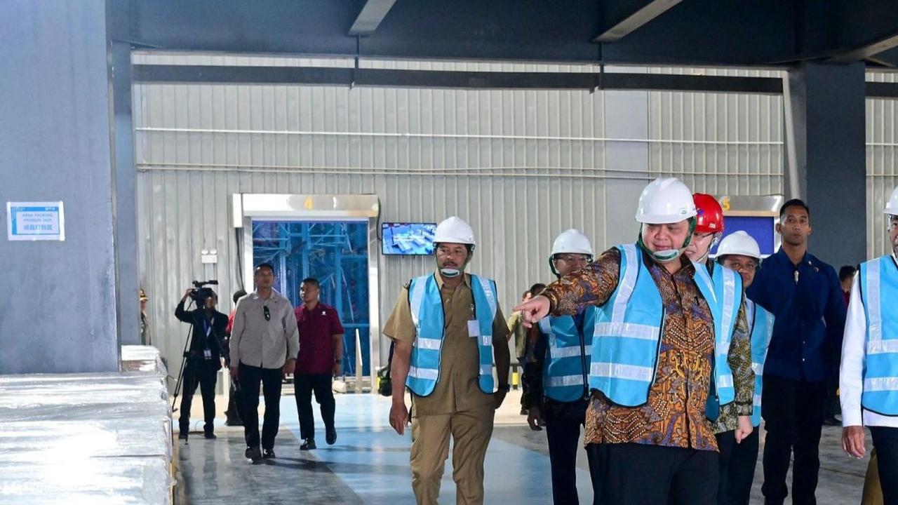 “Sangat besar sekali apalagi kalau ditambah dengan 80 ribu ton produksi di industri ini, berarti akan menjadi 3 juta mobil listrik per tahunnya, sebuah jumlah yang sangat besar sehingga kita akan menjadi pemasok terbesar baik EV baterai maupun kendaraan