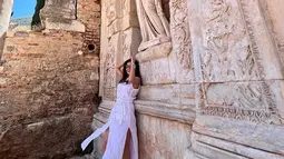 Sebagai negara yang memiliki banyak destinasi wisata alam, Turki juga memiliki kawasan wisata historis seperti Kota Kuno Ephesus. Jalan-jalan di Kota Kuno akan menemukan berbagai bangunan bersejarah yang menarik untuk menjadi spot foto. (Liputan6.com/IG/@tamarableszynskiofficial)